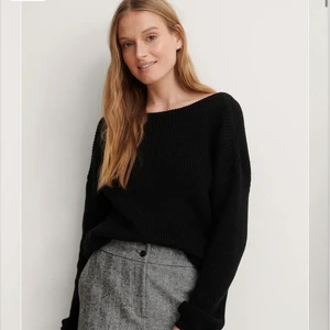 Stickad tröja - Stickad tröja med v-ringning som kan väljas att ha bak eller fram. Storlek xs men passar xs/s/m beroende på hur stor man vill ha den💕💕 Fint skick!!