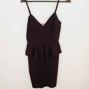 Klassisk svart peplumklänning - Säljer en svart, klassisk peplumkkälänning. Den är så smickrande för figuren! Älskar denna men passar ej längre tyvärr. Alla kläder kommer ifrån ett rök-djurfritt hem.