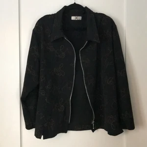 Vintage zip up  - Cool zip up tröja i svart med orangea detaljer. Köpt second hand och från märket Chilli. Använd fåtal gånger, säljs då den inte kommer till användning.😊