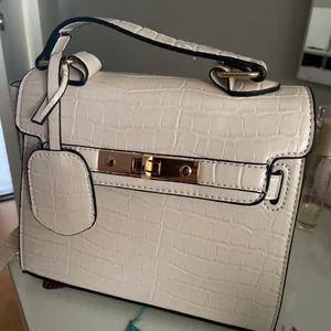 Väska  - Hel ny väska. Lappen är fortfarande på och helt oöppnad. Väskan är från boohoo