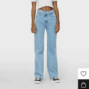 Stradivarius jeans - Säljer mina helt nya jeans från stradivarius då dom är lite för vida för min smak, sitter extremt bra och är väldigt mjuka och sköna. Jag är 175 o dom är ner till fötterna på mig men tyvärr för vida. Storlek 36. Prislapp sitter kvar o de är helt oanvända. Privata bilder går att få om man önskar💞💞