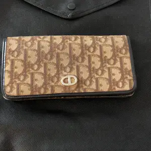 Dior monogram plånbok, köpt från vestiaire men aldrig använt den, köpte den på ”fair condition” på hemsidan.