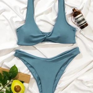 Bikini  - En blå/grön bikini från SHEIN i storlek L. Den är mycket snygg, skön och har bra kvalité. Aldrig använd, då den inte passar mig. 65kr ink frakt☀️