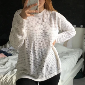 Tröja - Superfin stickad tröja! Skönt material och passar perfekt till våren/sommaren🤍