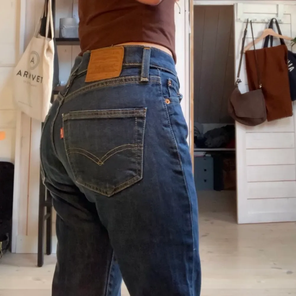 Ett par vida jätte snygga Levis jeans i W28 L32❤️❤️ säljer pga ingen användning. Jeans & Byxor.