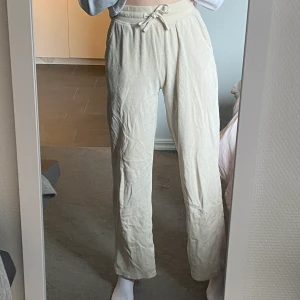 vida mjukisbyxor - säljer dessa fina vida mjukisbyxorna, använda ca 2 gånger men är lite korta, storlek xs. Köparen står för frakten💕