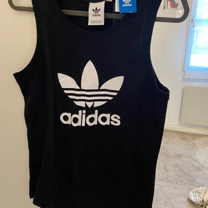 Adidas oversize linne - Helt nytt linne från Adidas, den är lite oversize så as snyggt säkert till ett par cykelbyxor💗 lappen är kvar och aldrig använt den💗