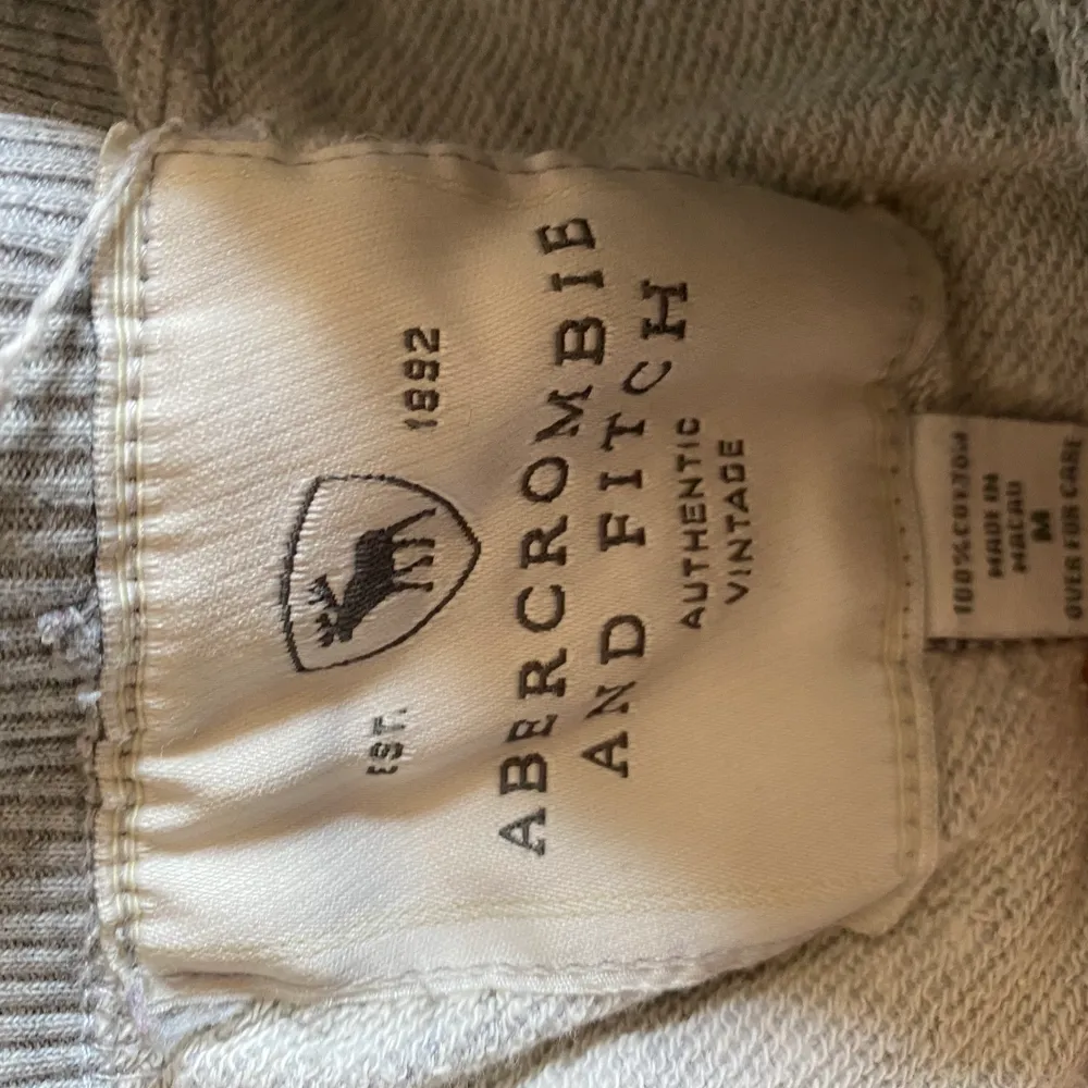 Gråa mjukisbyxor från Ambercombie&Fitch. Vida nedtill. . Jeans & Byxor.
