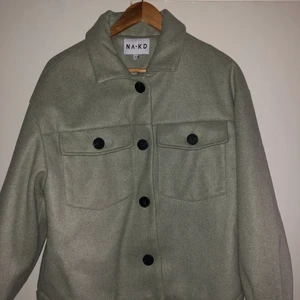 NAKD jacka  - Är osäker ifall jag vill sälja min jacka men kollar ifall det finns ett intresse! Säljer min jacka från NAKD som jag köpte för ca ett år sedan, har använts ett fåtal gånger och är i gott skick! Inga permanenta fläckar eller hål. Nypris 700kr, bud från 250. 😌😌😌