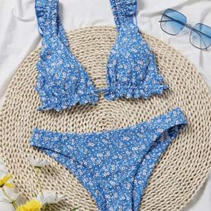 Säljer denna somriga blå bikini med volanger då den tyvärr var för liten för mig✨ helt oanvänd✨ sista bilden lånad✨