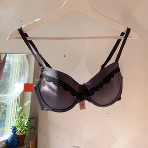 Bh - Grå bh från Hunkemöller. Väl använd men fin kvalitet och bra passform. Fraktar endast