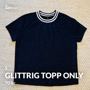Glittertop - Blå glittertop med krage i mycket fint skick. Sparsamt använd. Från ONLY.