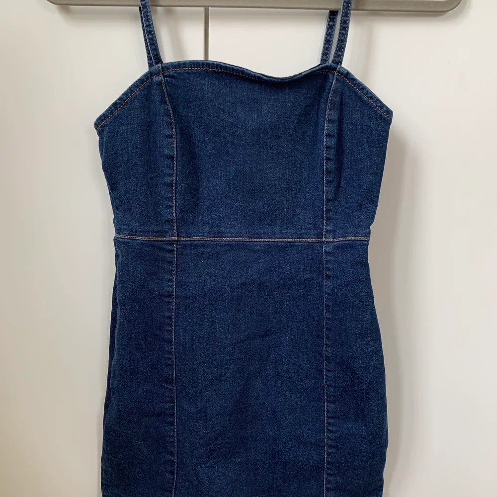 Mellanblå kort jeansklänning från Pull and Bear, stl S. Skönt, elastiskt material som formar sig efter kroppen: 98% bomull, 2% elastan. Perfekt till sommaren! . Klänningar.