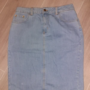 Jeanskjol - Bekväm Jeanskjol i strecthig jeans. Perfekt till sommaren. Storlek L passar M/L. Änvänd fåtal gånger