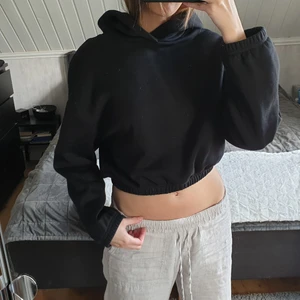 Cropped hoodie - Croppad hoodie från Zara. Aldrig använt den🖤