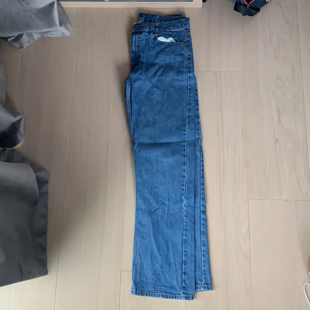 Jag vet inte vilket märke de är på byxorn eller vilken storlek dem har, sitter lite baggy men inte så mycket, använda mycket och har en gräsfläck på framsidan . Jeans & Byxor.