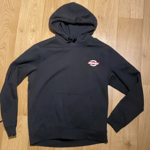 Dickies hoodie - Använt nån få gång så den är i typ nyskick, inga fel på den, märkena på sista bilden är för att den hängt när den torkat efter tvätten bara, 350kr storlek s men passar m med❤️