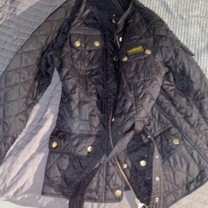 Barbour jacka topp skick  - Säljer nu denna fina jacka har använd den 2-3 gånger själjer på grund av att jag köpt ny jacka! 