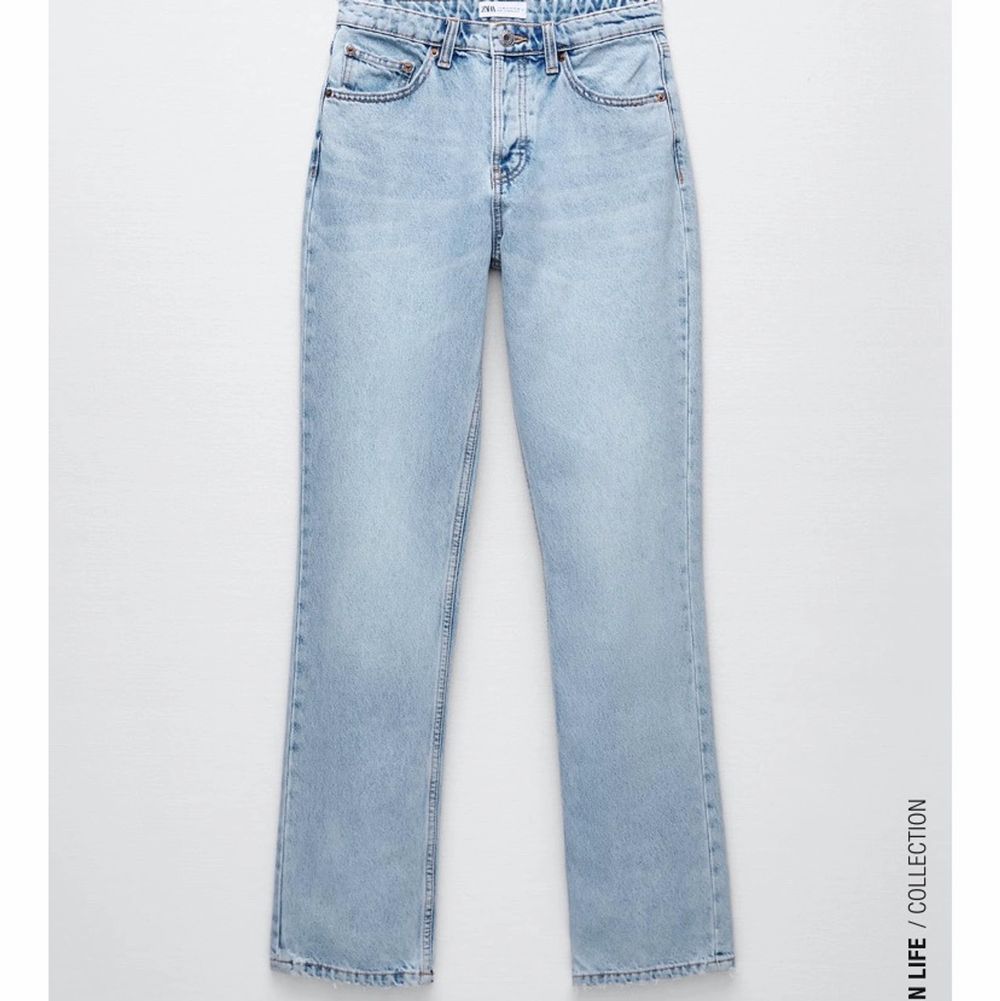Säljer dessa super populär mid rise jeans i storlek 34! Färgen ljusblå 💙Använda några gånger men tyvärr för stora för mig. Första bilden är lånad av min kompis (Elsa bomark) och andra bilden är min. Skriv vid frågor eller intresse!❤️ 350kr + frakt! (Budgivning då många va intresserade!)Lagt bud är lagt och du ska kunna betala det du budar! Annars riskerar du att bli anmäld. . Jeans & Byxor.