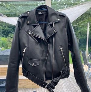 Skinnjacka - Säljer min skit snygga skinnjacka från Zara💘💘 Storlek L men hade sagt att den passar en S eftersom att den är väldigt liten i storlek. Knappt använd✨