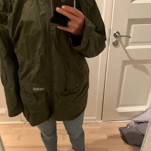 Regnjacka helly hansen  - Snygg grön regnjacka/ skaljacka från helly Hansen. I bra skick men lite slitage längst ner vid dragkedjan