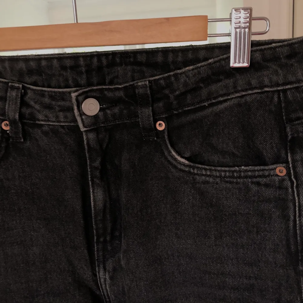 Weekdays Voyage jeans i strl 26/28! Så fina men blivit lite för tighta för mig! . Jeans & Byxor.