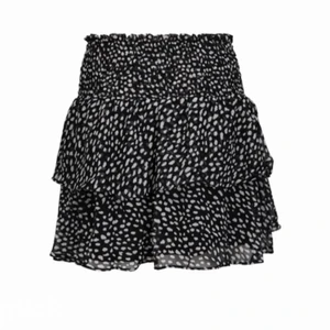 Kjol Chelsea  - Jätte fin kjol med prickar som tyvärr inte kommer till användning💞💖🙌🏼köpt för 499 