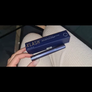 Xlash - Jag säljer xlash som gör dina fransar längre och fylligare. Ordinarie pris 479kr jag säljer för 350kr. Jag kan mötas i Stockholm. Annars går leverans bra. OANVÄNDA såklart.