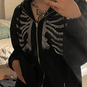 Rhinestone skull zipper Hoodie  - Fick nyss hem denna snygga hoodien med skelett tryck på men jag som älskar lite större kläder tyckte inte denna var för mig och därför säljer vidare! Denna är i strl S! Nypris: 	EUR 33.62. Zip påse medföljer till.
