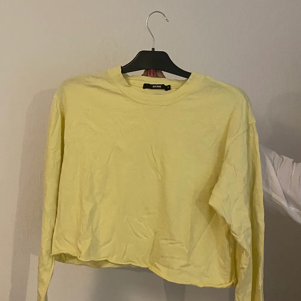 En gul tröja känner att jag sällan använder den och inte vill ha den mer den har varit använd 2-3ggr . Tröjor & Koftor.