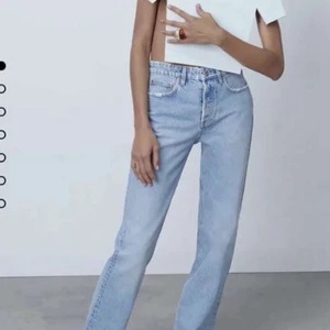 Mid rise zara Jeans - Säljer min populära mid rise zara jeans💙Änvända fåtal gånger💙 Storlek 32💙 BUD: 360kr