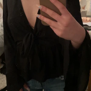 Svart blus  - Jätte fin svart blus som är köpt för några år sedan tyvärr aldrig använd. Jätte fin och skönt material. 