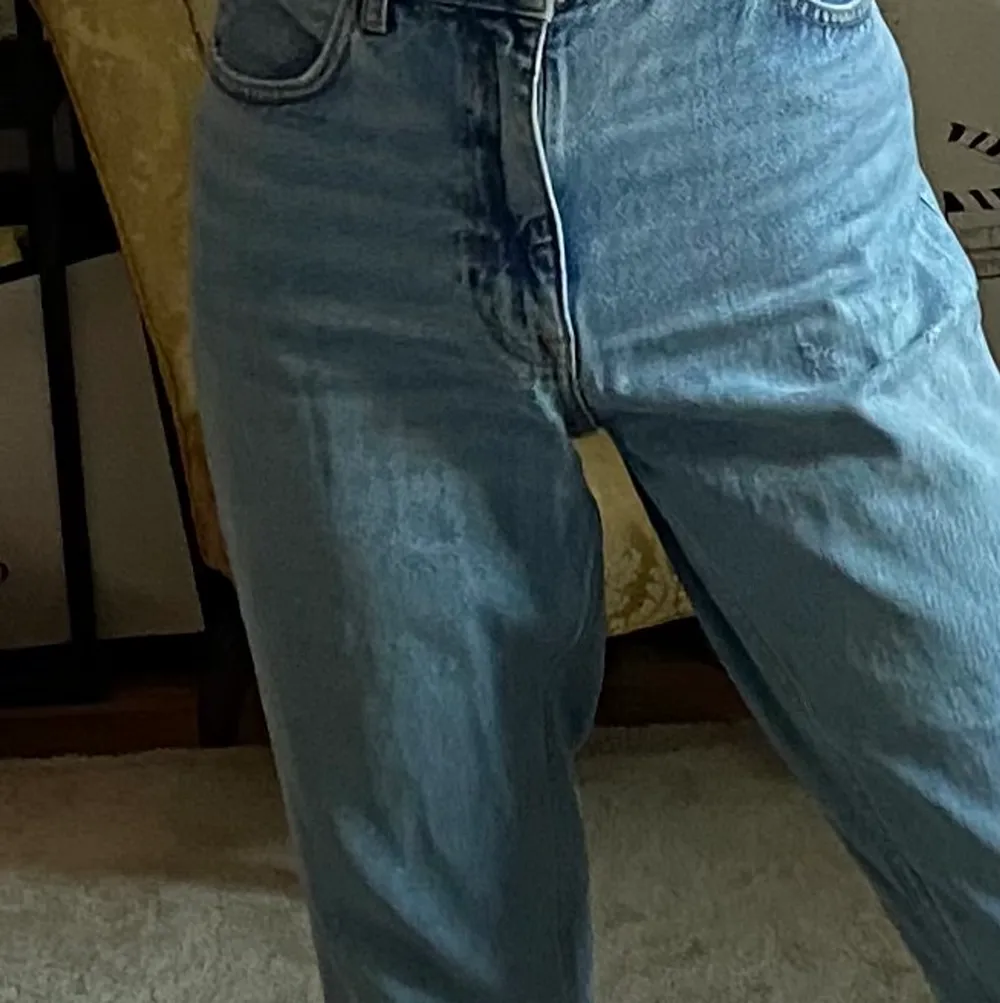 Säljer dessa snygga & bekväma jeans från zara eftersom de har blivit förstora. Supersnygg passform! Nypris: 499, storlek 38 men funkar också 34/36 om man vill ha en lite mer lös passform!. Jeans & Byxor.