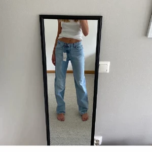 Midrise jeans - (Lägger upp igen pga oseriös köpare)Säljer dessa super populära jeans från Zara den ljusa färgen o st 34  är i super bra skick och så gott som nya😍 köp direkt för 500 har bud från 200. (Det var för många som ville köpa direkt för 500 så om nån kommer med ett högre köp direkt pris så kör vi på de!)