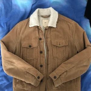 Pilefodrad Manchester jacka i strl S - Köpt på H&M, den är i bra skick. Köparen står för frakten