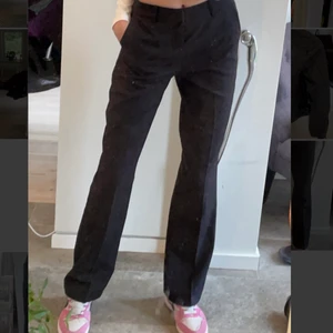 Kostymbyxor från bik bok - !!sänkt pris!! Lägger ut igen pga oseriösa köpare!!❤️.                 Oanvända kostymbyxor från bin bok! Säljer mina fina kostymbyxor då jag aldrig använt dem, dock tagit bort lappen. Storlek 36 men passar mig bra som brukar ha 34. Dem går ända ner till marken på mig som är ca 168. Nypris 400, säljer för 200. Möts gärna upp i Stockholm eller fraktar mot fraktkostnad. Hör gärna av dig om du har frågor eller vill ha fler bilder💗