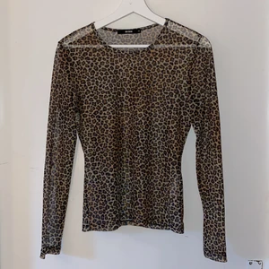 Genomskinlig topp - Långärmad, genomskinlig topp med leopardmönster. Är i fint skick. Köparen står för frakt 🚚 