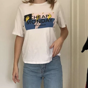 CHEAP MONDAY tröja storlek XS - Väldigt fin tröja från CHEAP MONDAY med tryck. Storlek XS men den är oversized så passar S oxå. På tröjan står det ”CHEAP MONDAY STOCKHOLM” 💙🤍🖤💛
