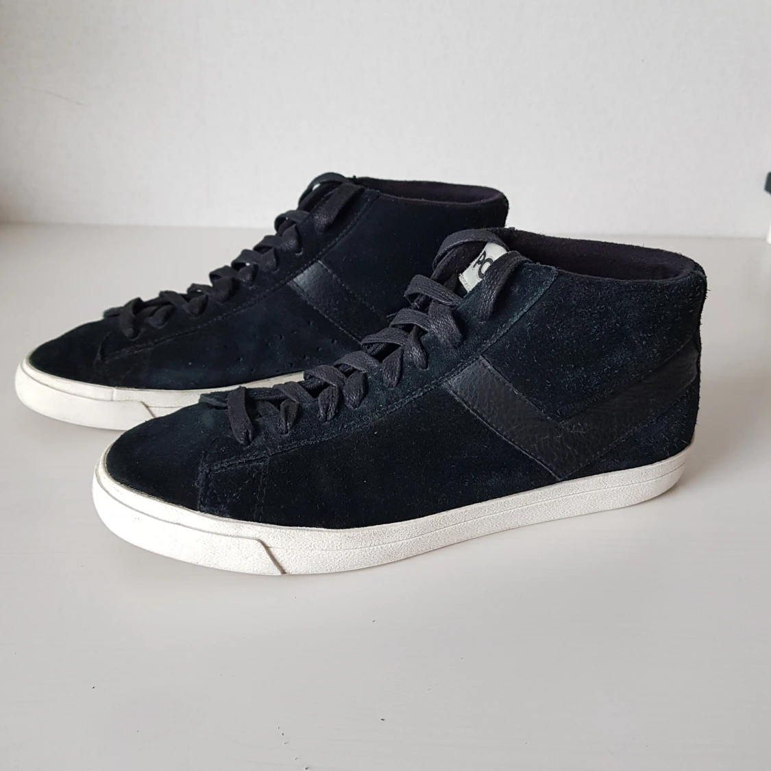 Pony sneakers i svart mocka strl 39