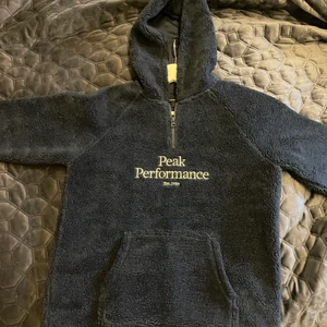 Peak performance ziphoodie strlk 170/XS - Jätteskön hoodie i teddy,Endast provad, så alltså i nyskick..köpt på kidsbrandstore, nypris 849kr 