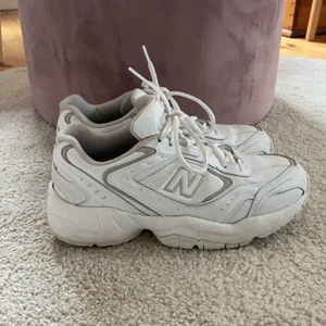 New Balance skor  - Säljer mina New Balance skor i stl 38. Använda ett fåtal gånger och har inga synliga slitningar alltså i bra skick. Köpta för 1 år sedan på Zalando för ca 900 kr. Väldigt bekväma och användbara skor💗 skev priv för mer info 