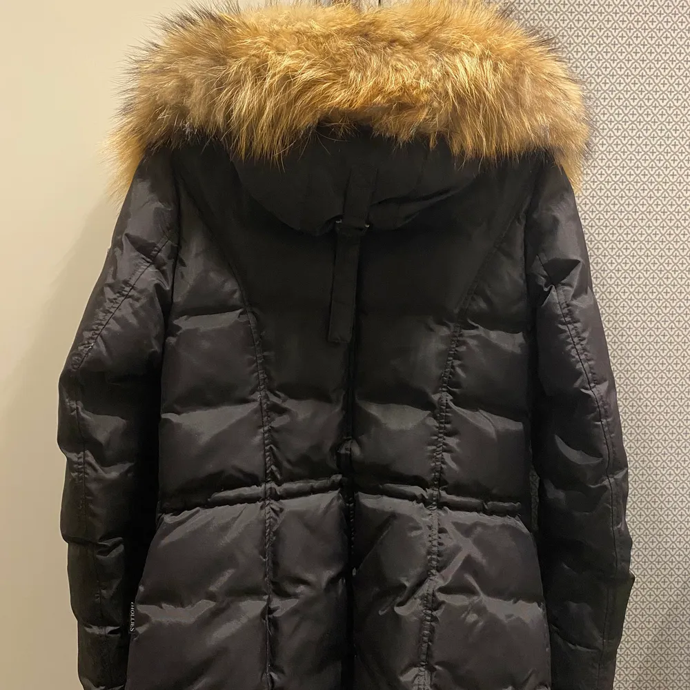 En skön och varm vinterjacka, jackan är i bra skick. Pälsen är fluffig och mjuk. Det finns dock en skada då bandet i ryggen gott av, ( där av priset). Men en skräddare kan lätt fixa det. Det är inte synligt om man har jackan på sig. Original pris är 4.500, jackan passar de i storlek S. Går att skicka men då tillkommer frakten.. Takit.