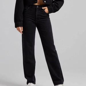 Svarta jeans från Bershka  - Säljer dom här slutsålda dad jeansen ifrån Bershka. Strl 38. Endast använd en gång. Säljer dom pga dom är lite för stora och långa för mig. Men annars är dom väldigt snygga. Jag är ca 167 💞 