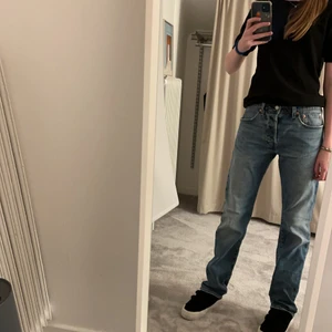 Levis jeans - Säljer nu dessa riktigt snygga jeans ifrån Levis i modellen 501. De sitter som de populära jeansen från zara om inte mycket bättre! De är i storlek w28 L32 och passar för mig i midjan och längden för mig som vanligtvis har 32-34 i jeans! Köpta för 1000kr och säljs för 400kr, buda i kommentarerna!💕