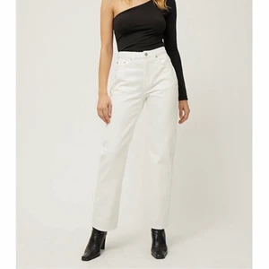 Jeans - Vita jeans från Weekday, är för stora för mig men svin snygga 💓
