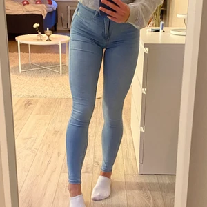 Jeans - Ljusblå jeans från Gina i modellen molly. Använda ett fåtal gånger och är i fint skick! Storlek XS 🤍🤍🤍 90kr + frakt 66kr