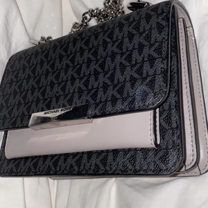 Äkta Michael Kors väska  - Säljer denna michael kors väskan, äkta. Använd fåtal gånger. Små fåtal repor vid loggan annars inga tecken på användning.