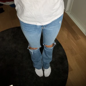 Bootcut jeans med hål Zara - Jeans med bootcut och hål på knäna från Zara!!