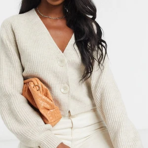 Beige stickad kofta - Storlek UK6, använd en gång.  Väldigt mysig och otroligt skön. Har fler liknande därav säljer jag denna. Knappar framtill. Stora härliga armar. 