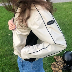 Vindjacka! - En superfin vindjacka av tjockt material som jag köpt second hand men aldrig använt tyvärr för den är för kort i armarna på mig. Den ser nästan helt oanvänd ut! 💕